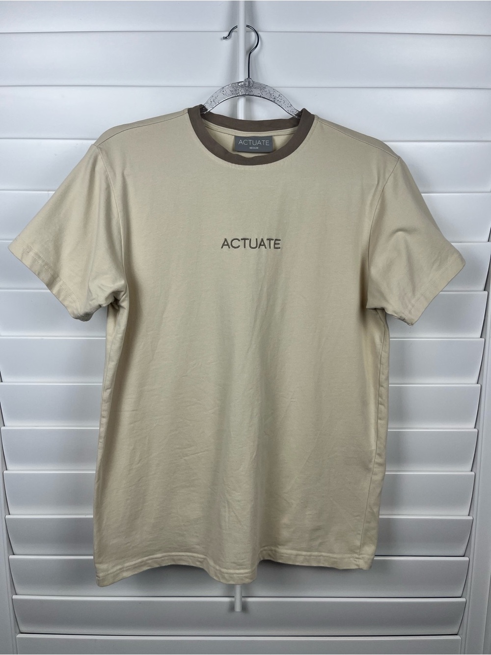 Actuate Embroidered Logo Ringer T-Shirt Men’s Medium Beige Brown